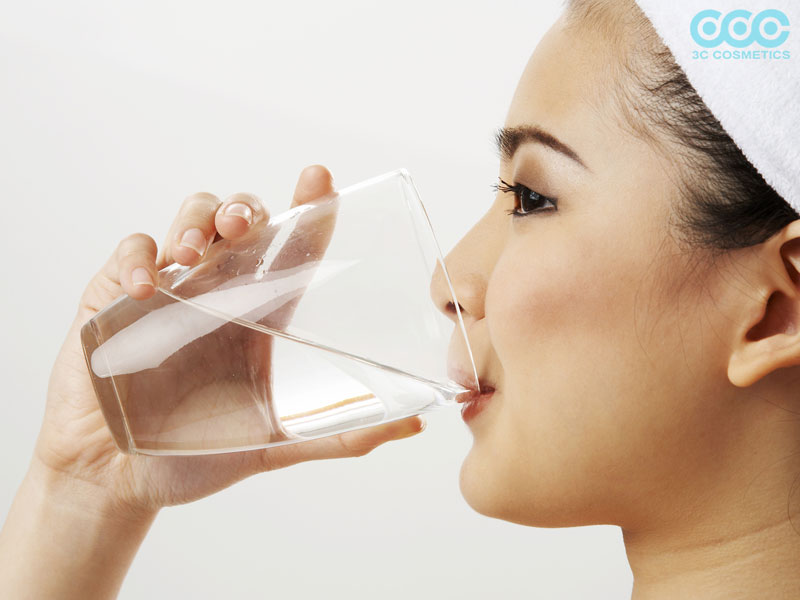 Uống ít nước khiến môi khô